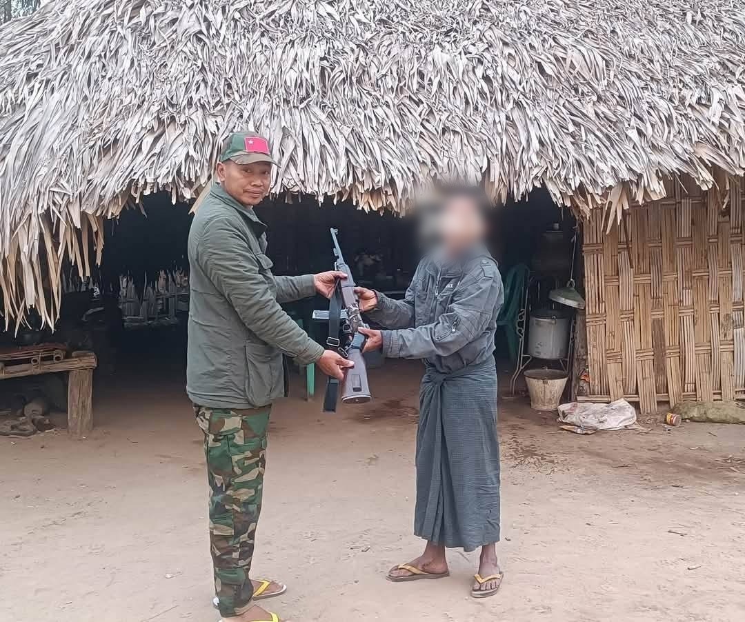 ဇီးဖြူကုန်းရွာက ပျူစောထီးတပ်ဖွဲ့ဝင် ၁ ဦး လက်နက်၊ ခဲယမ်းတွေနဲ့အတူ ဘက်ပြောင်းခိုလှုံ