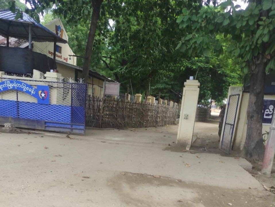 ချောက်မြို့လယ်ခေါင်ရှိ မြို့မရဲစခန်း လက်ပစ်ဗုံးနဲ့ပစ်ခတ်တိုက်ခိုက်ခံရလို့ ထိခိုက်သေဆုံးမှုရှိနိုင်