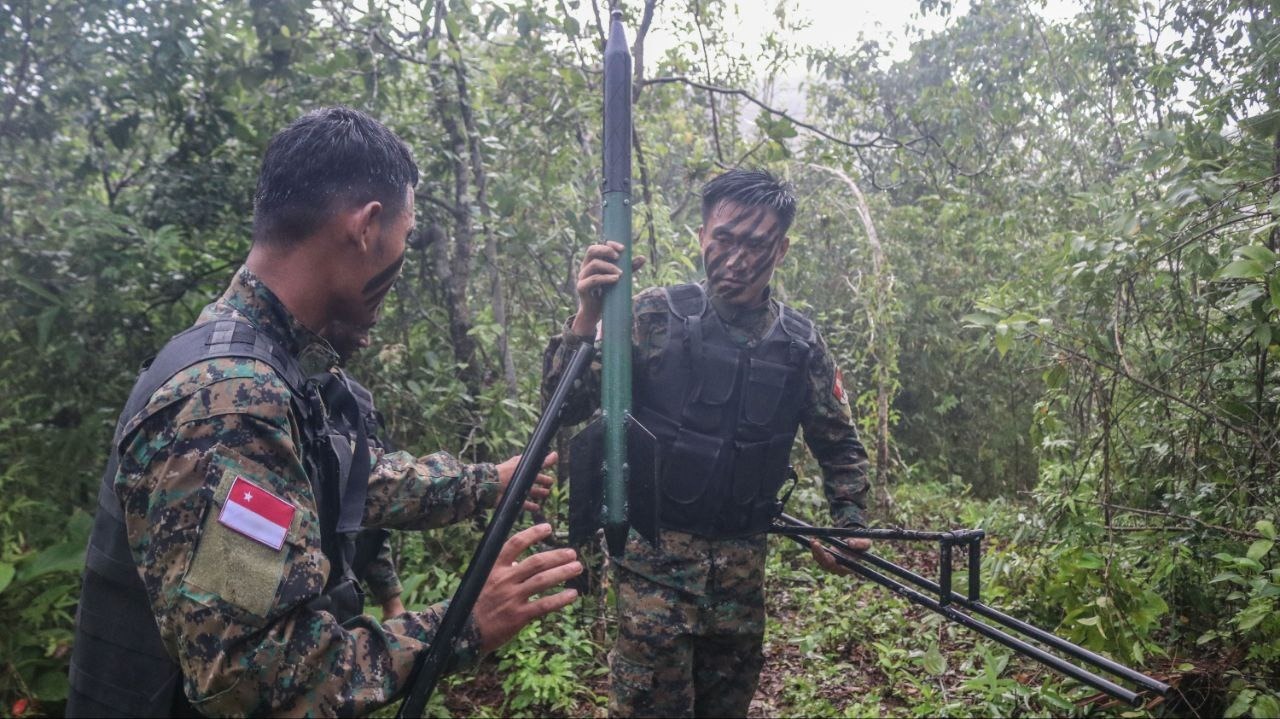 ကပစ ၂၀ လက်နက်ထုတ်စက်ရုံ ၆၀ မမ Rocket တွေနဲ့ပစ်ခံရလို့ စက်ရုံဝန်းမီးလောင်နေ