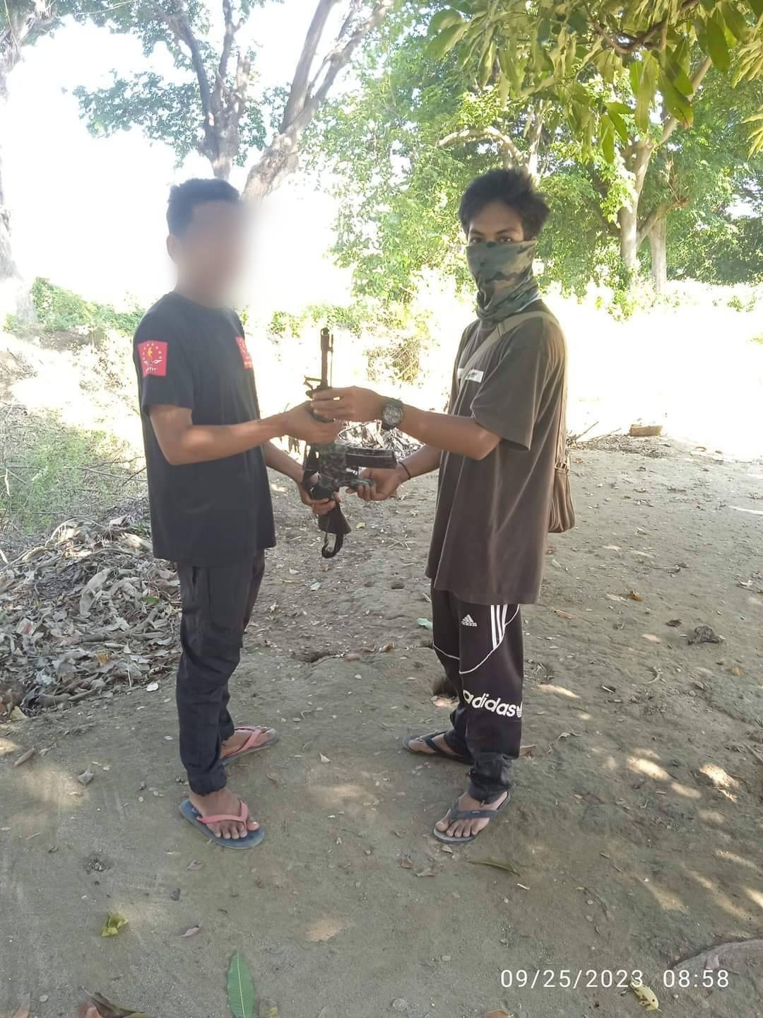 တော်လှန်ရေးအမှန်တကယ်လုပ်ပြီး ငွေကြေးခက်ခဲတဲ့တပ်ဖွဲ့တွေကို RB16 သေနတ် ၄ လက်ထောက်ပံ့