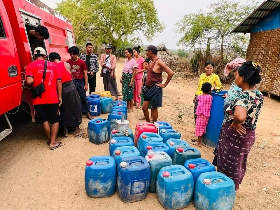 ဆားလင်းကြီးမှာ သောက်သုံးရေ ရှားပါးတဲ့ကျေးရွာ ၃ ရွာကို လက်ပံတောင်း သပိတ်ကော်မတီက ရေလှူ