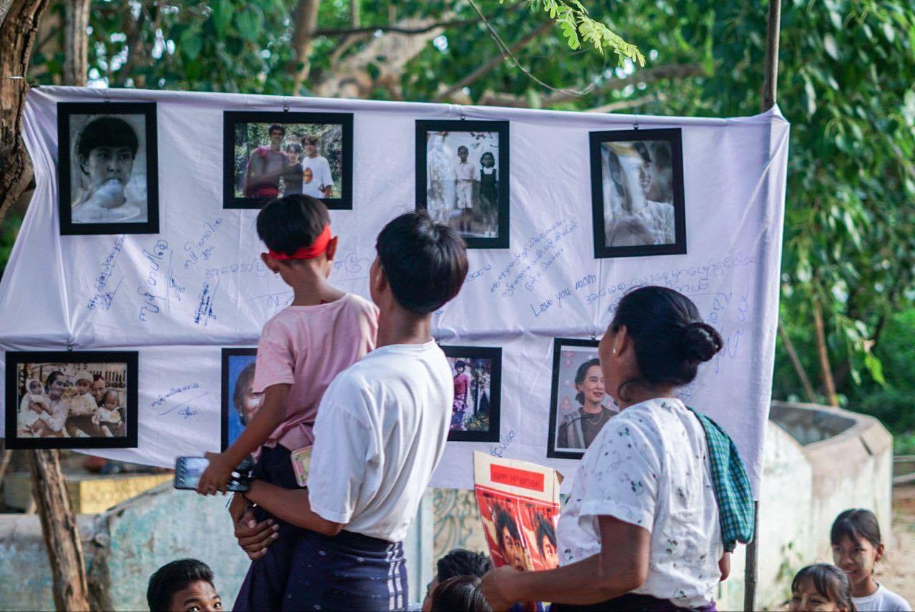 ဒေါ်အောင်ဆန်းစုကြည် မွေးနေ့အထိမ်းအမှတ် အရာတော်နဲ့ မြင်းမူမှာ ပန်းသပိတ်နဲ့ ဓာတ်ပုံပြပွဲပြုလုပ်