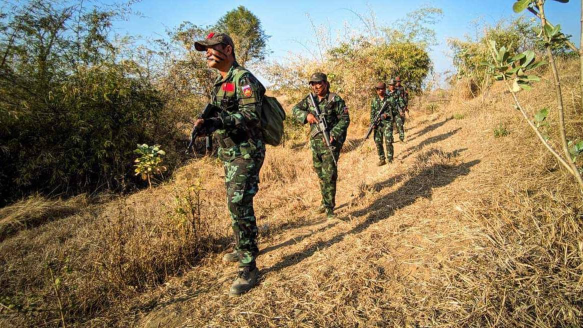 ကင်းပုန်းဝပ်နေတဲ့ စစ်ကောင်စီတပ်သားတွေ မိုင်းခွဲတိုက်ခိုက်ခံရပြီး နှစ်ဦးဒဏ်ရာရ