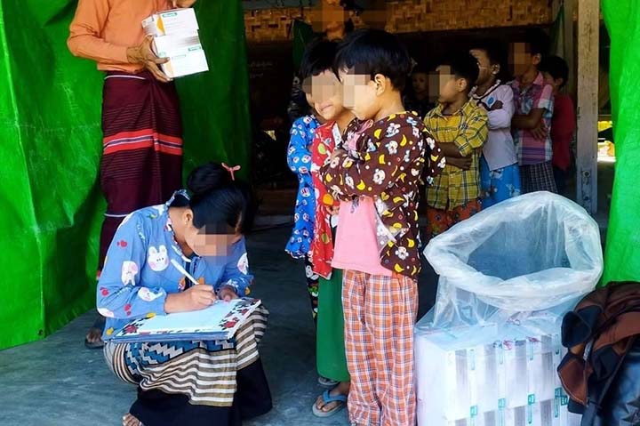 ကနီမြို့နယ် ကျေးရွာ ၂ ရွာက စစ်ရှောင်ကလေးတွေကို သံချဆေးတိုက်ကျွေး