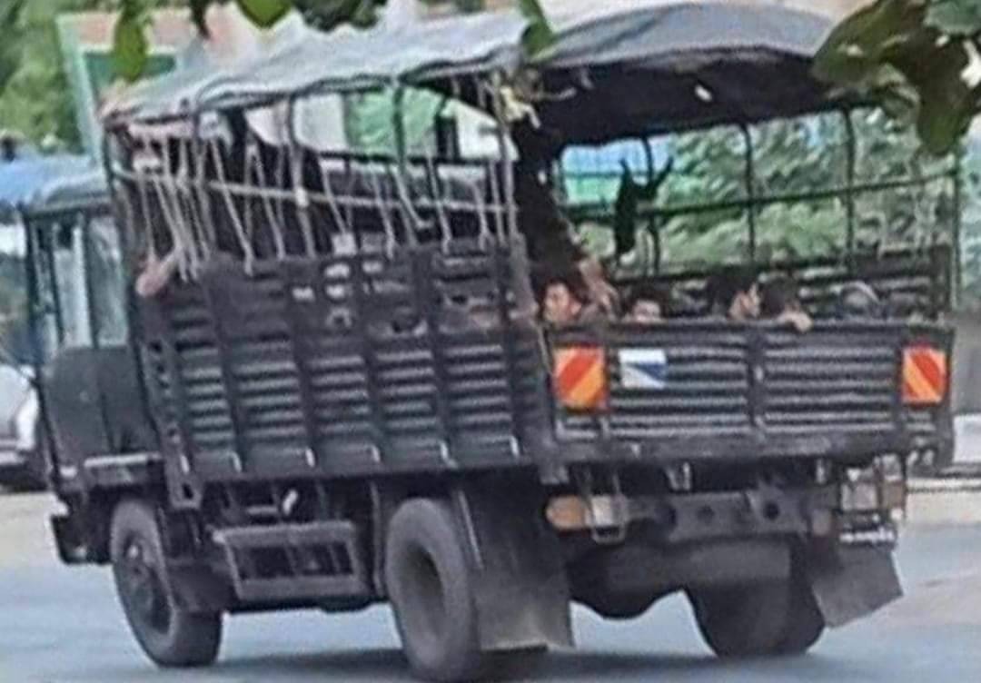 အင်းတော်ကိုတက်လာတဲ့ စစ်ကောင်စီယာဉ်တန်းမိုင်းဆွဲခံရ ၁၀ ဦးထက်မနည်းသေဆုံးဟုဆို