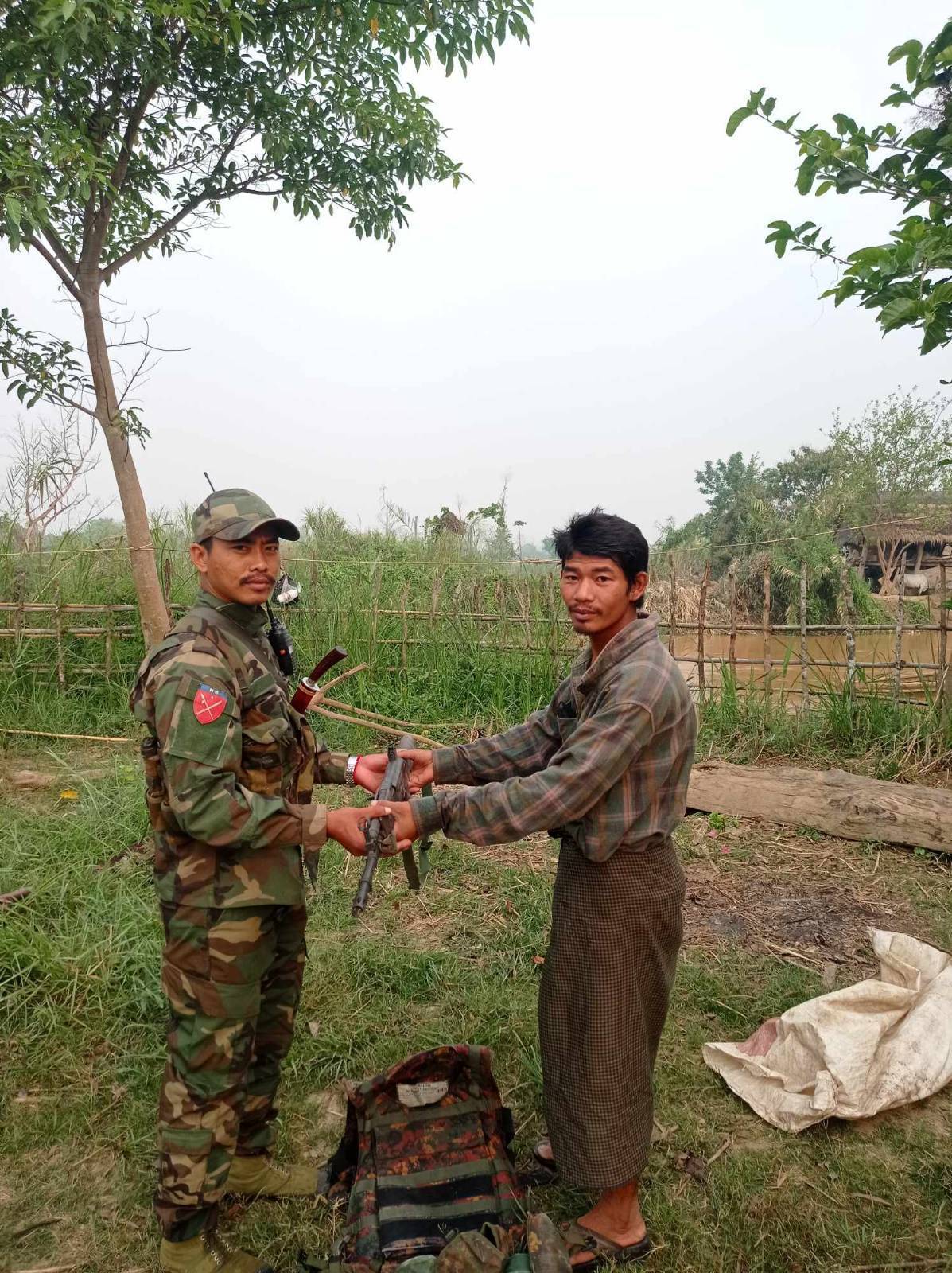 တပ်မ ၁၀၁ က စစ်ကောင်စီတပ်သား ၁ ဦး ABSDF ထံ လက်နက်နဲ့အလင်းဝင်