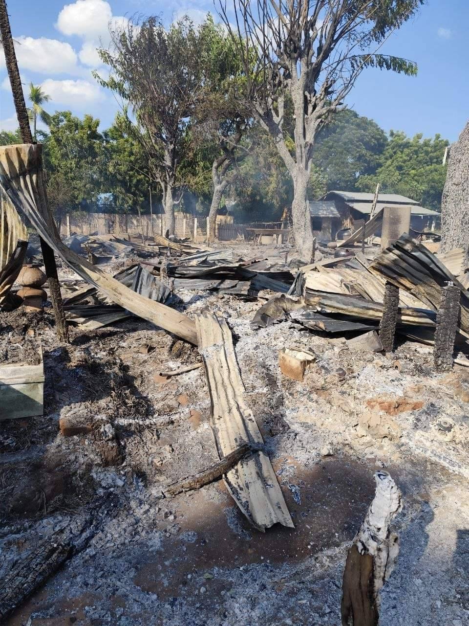 စစ်ကိုင်းနယ်က ရွာမရွာကို စစ်တပ်ကမီးရှို့လို့ အိမ် ၁၀ လုံး မီးလောင်ပျက်စီး