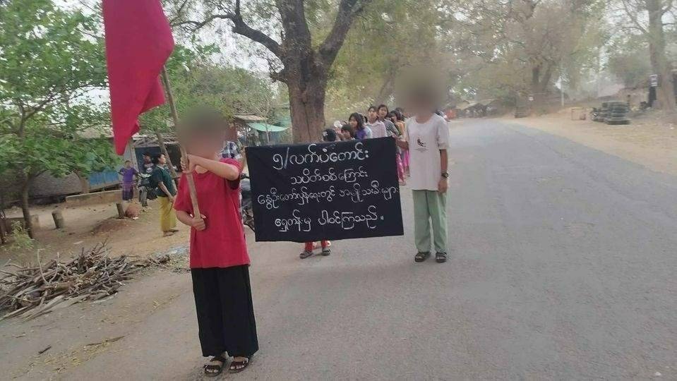 နိုင်ငံတကာအမျိုးသမီးများနေ့မှာ လက်ပံတောင်းကျေးရွာက ပြည်သူတွေ စစ်အာဏာရှင်ဆန့်ကျင်ရေးဆန္ဒပြ