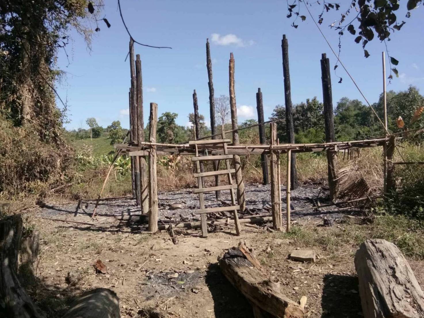 အောင်လံနယ်မှာ မိုင်းဆွဲခံရလို့အထိနာတဲ့ စစ်ကြောင်းက ရွာလုံးကျွတ်မီးရှို့