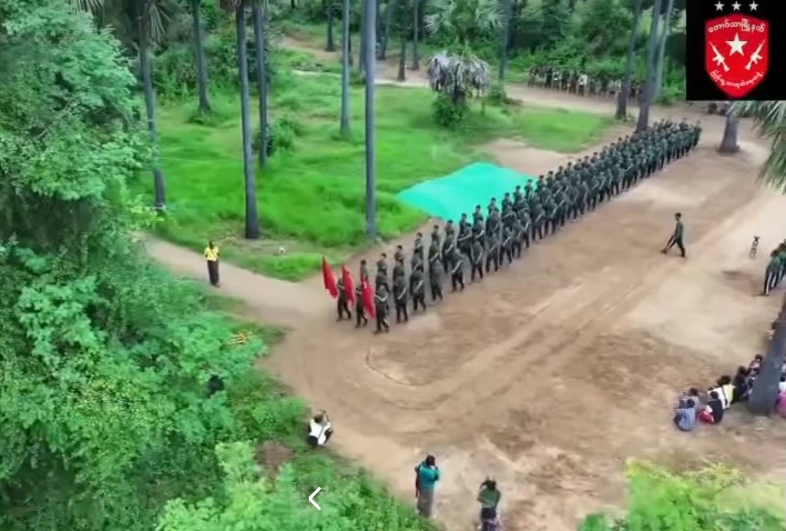 တောင်သာပကဖရဲ့ စစ်သင်တန်းဆင်းပွဲ လေယာဉ်နဲ့ဗုံးကြဲခံရပြီး ၂ ဦးဒဏ်ရာရ    ■ ဗုံးခိုကျင်းတွေ ကြိုတင်ပြင်ဆင်နိုင်ခဲ့လို့ ထိခိုက်မှုနည်းခဲ့တယ်လို့ဆို