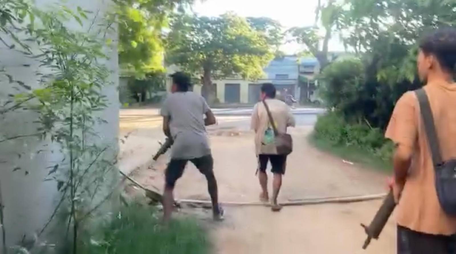 မုံရွာမြို့အဝင်က စစ်တပ်ဂိတ်ကို အနီးကပ်ပစ်ခတ်
