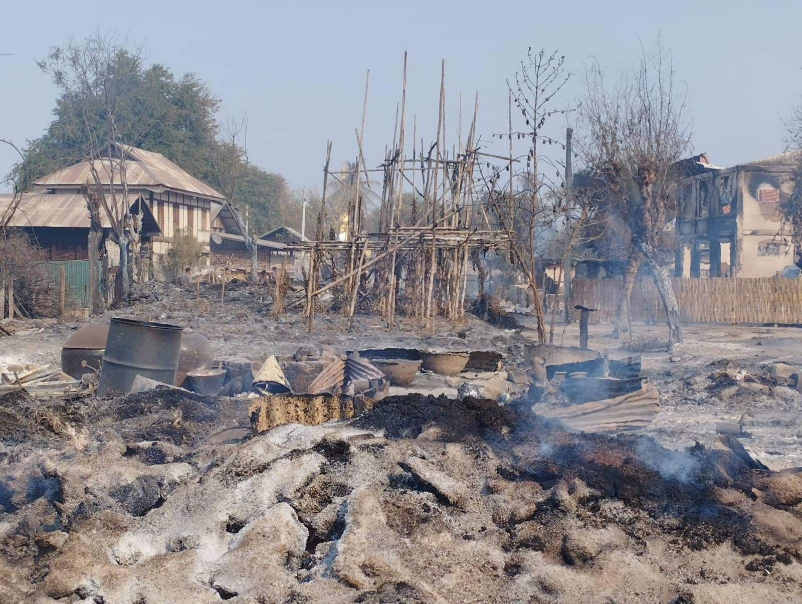 ရွှေဘိုမှာ စစ်ကောင်စီက ဘုန်းကြီးနဲ့ ရွာသား ၂ ဦးကိုသတ်ပြီး နေအိမ်တွေပါမီးရှို့ခဲ့