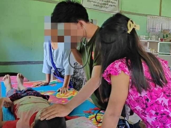 ရွှေဘိုခရိုင် တပ်ရင်း ၈ ဆေးတပ်ဖွဲ့က ၁ လအတွင်း စစ်ရှောင်နဲ့ပြည်သူလူနာ ၄၀၀ ကျော်ကိုဆေးကုသပေးခဲ့