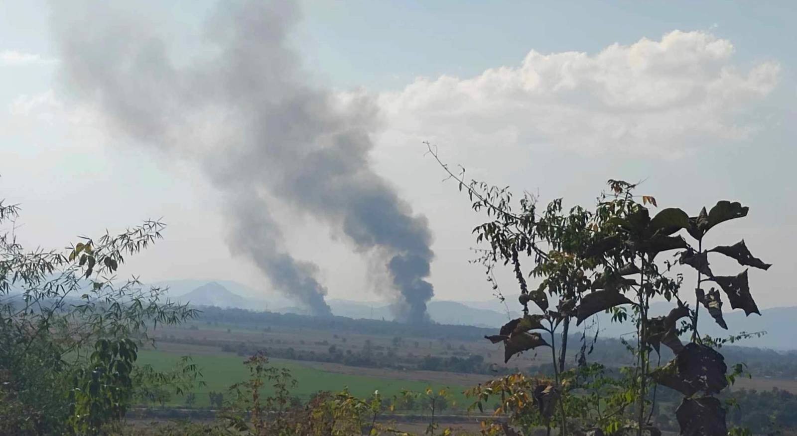 ကောလင်းမြို့တွင်းက လူနေရပ်ကွက်တွေကို စစ်တပ်က မီးရှို့ဖျက်ဆီး၊ တိုက်ပွဲဆက်လက်ပြင်းထန်နေ