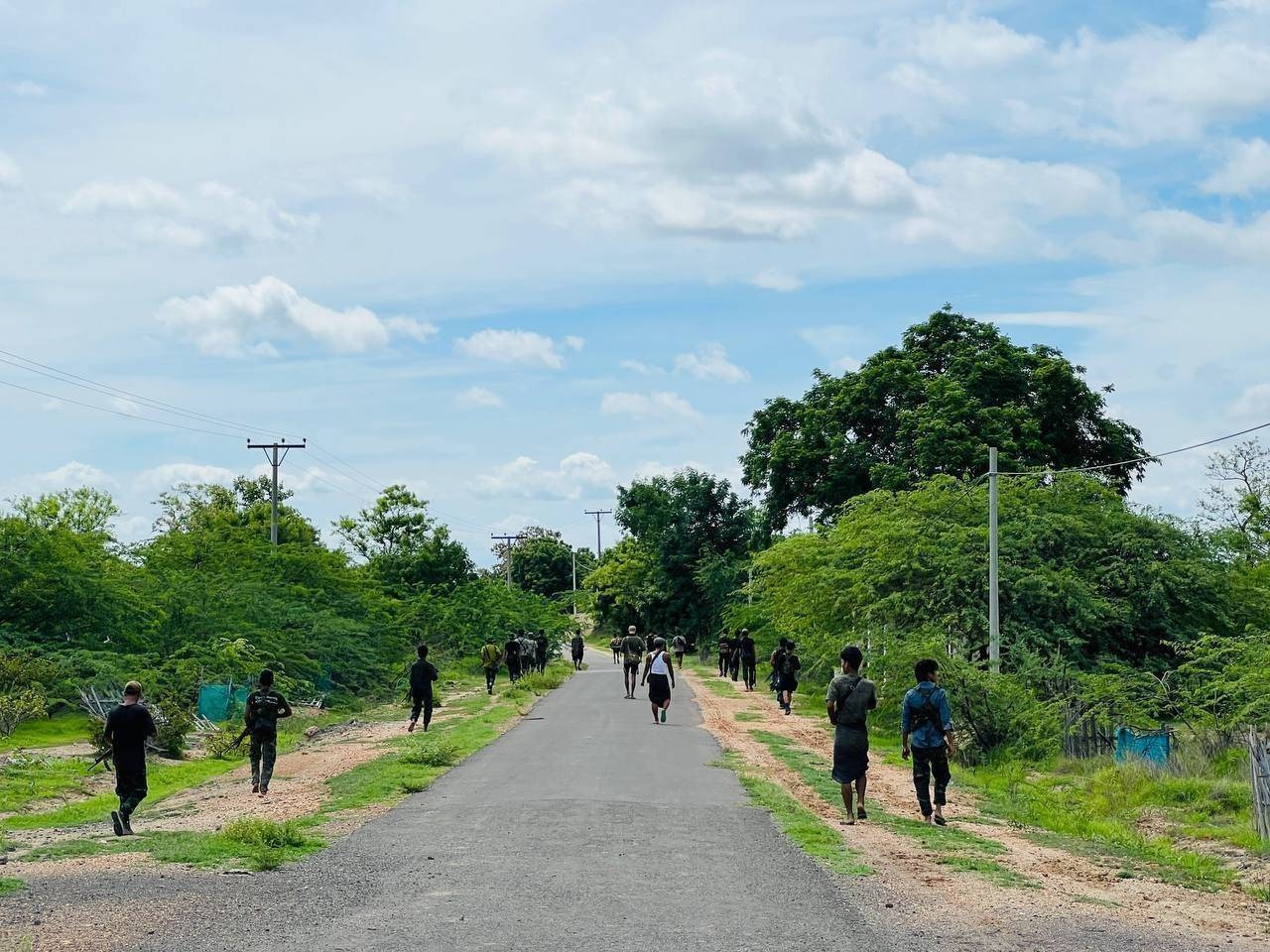 ရေစကြိုမှာ စစ်ကောင်စီတပ်ဖွဲ့တွေ လိုက်ပါလာတဲ့ ၁၂ ဘီးကားကို PDF က ၂ ကြိမ်မိုင်းဆွဲတိုက်ခိုက်