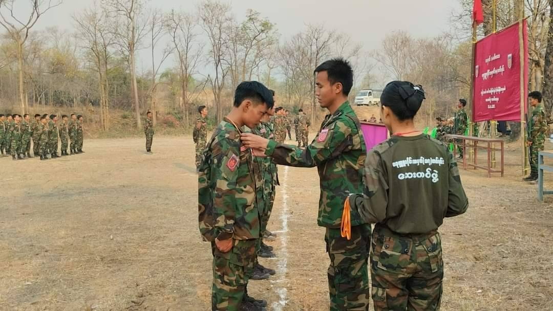ပခုက္ကူခရိုင်တပ်ရင်း ၁၇ မှ PDF ရဲဘော်တွေကို ယူနီဖောင်းနဲ့ ကိုယ်ပိုင်နံပါတ်များ ပေးအပ်