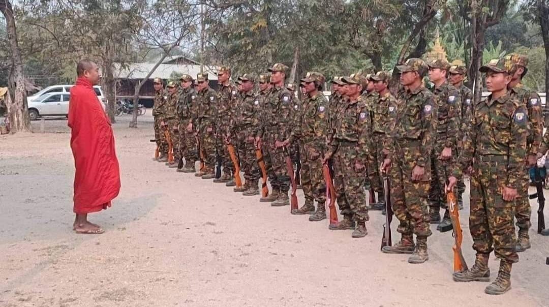 ကျွန်းလှမှာ အုပ်ချုပ်ရေးမှူးက ဦးဆောင်ပြီး ပြည်သူတွေကို ပြည်သူ့စစ်သင်တန်းတက်ဖို့ စေခိုင်း
