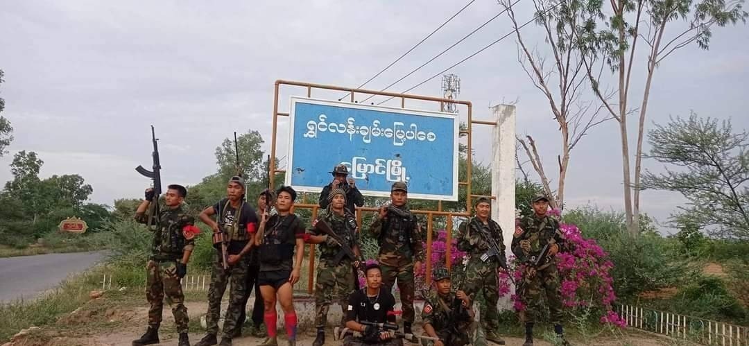 မြောင်မြို့နယ် ကင်းကျေးရွာက ပစ္စည်းတွေယူပြီးပြန်လာတဲ့ စစ်တပ်ကို PDF တွေ မိုင်းဆွဲတိုက်ခိုက်